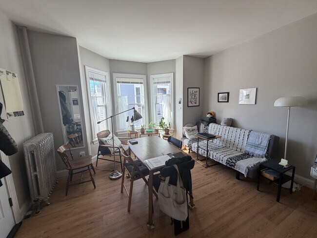 Sala de estar Hermosa luz natural - 28 Adams St Unidad 1