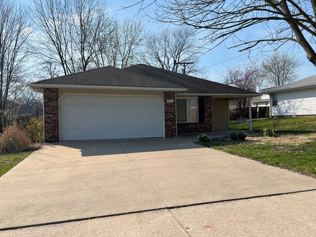 Building Photo - Super Nice 3bed, 2bath house with 2 car garage in Central Location