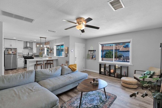 Photo - 1635 E Oak St Unit 3