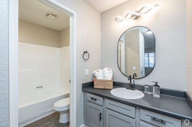 2BR, 2BA - 935SF - Bathroom