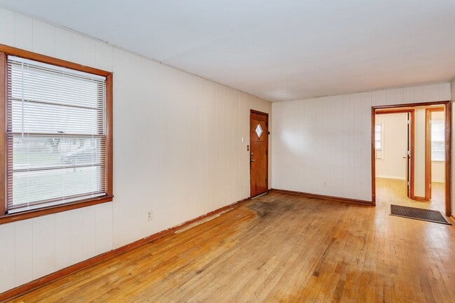 Building Photo - Pet Friendly Home with TONS OF YARD!