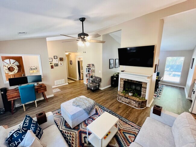 Photo - 428 Floyd Cir