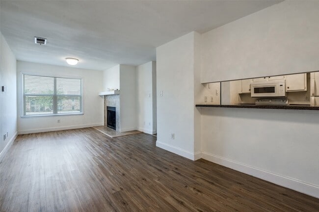 Photo - 2200 E Trinity Mls Rd Unidad 206