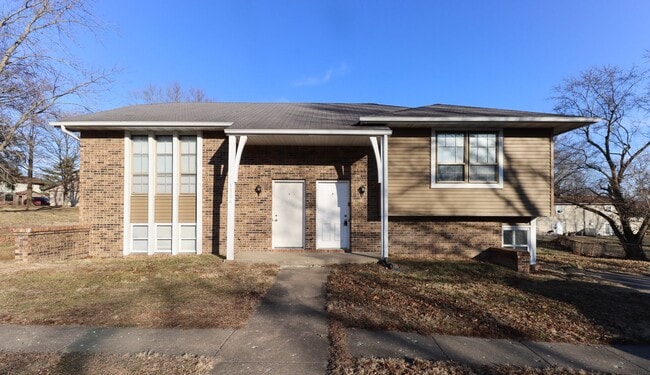 Building Photo - 1304 Essex Ct Unit Apt A