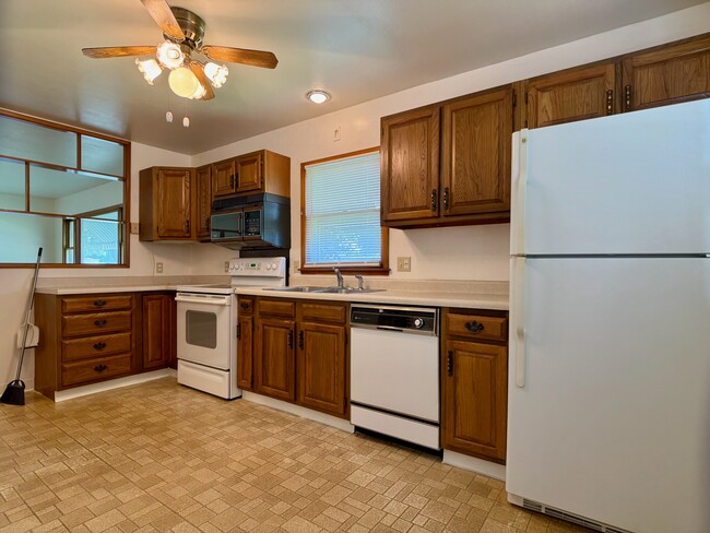 Building Photo - 1523 Margaretha Ave Rental