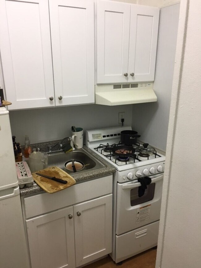 Photo - Very convenient location 1-bed Comm Ave.