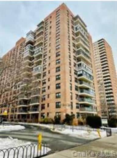 Building Photo - 42-55 Colden St Unit 16P