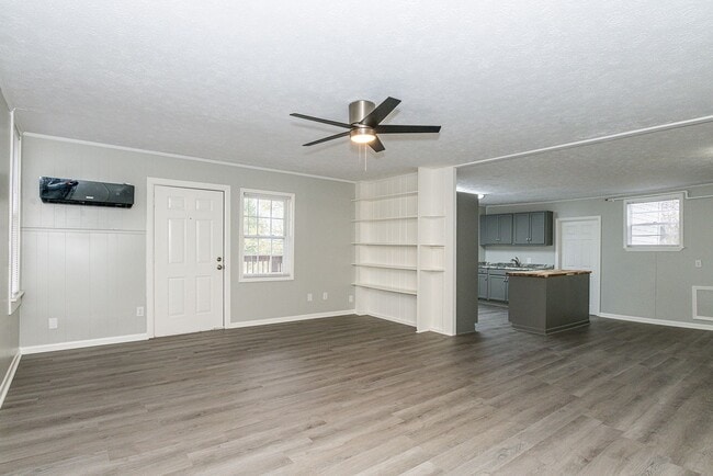 Photo - Beautifully renovated 2nd floor, 2 Bdr 1 bath unit in Maryville, TN - Available NOW! Unit 5
