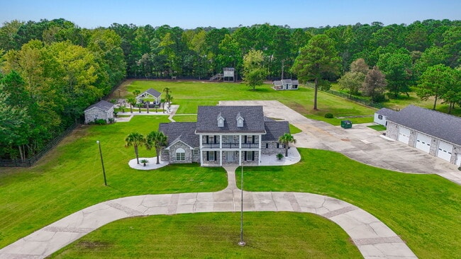 Building Photo - Peaceful and Luxury Living on 3+ Acres