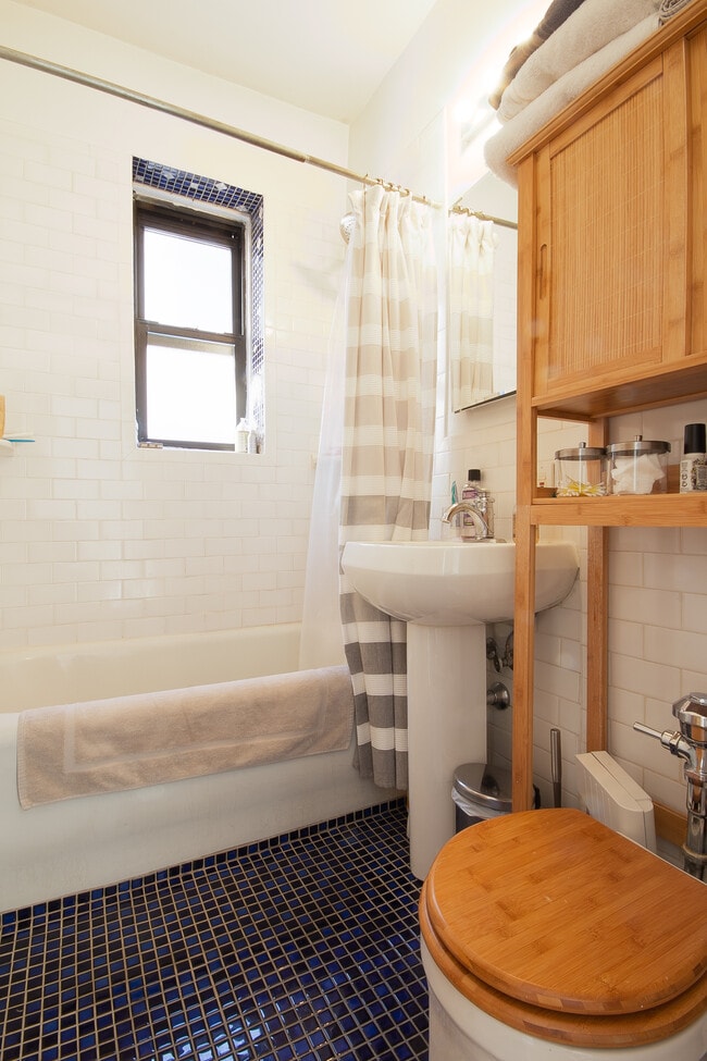 Photo - 135 W 16th St