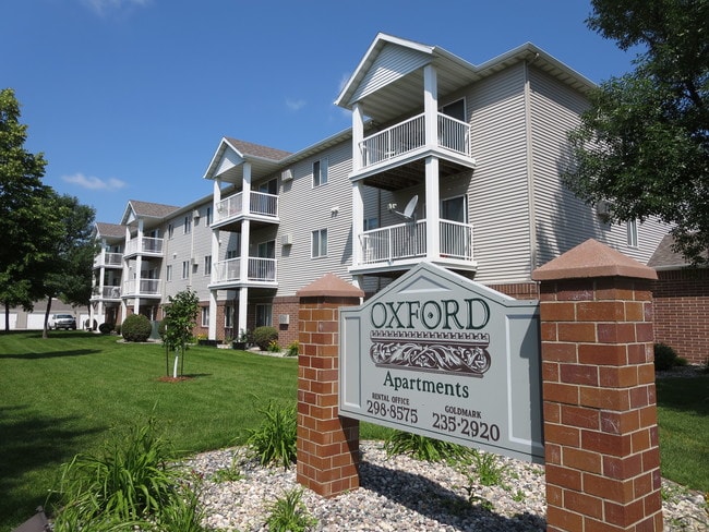 Oxford Exterior - Oxford Apartments