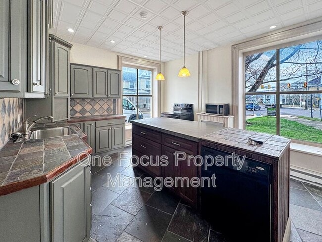 Building Photo - 144 Bloom St Unit #101