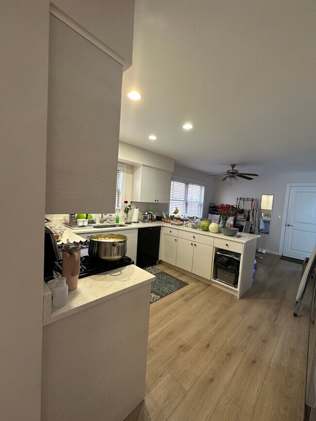Photo - 8320 W Addison St Unidad #1