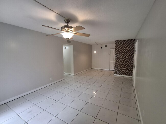 Photo - 512 Gardens Dr Unit 103