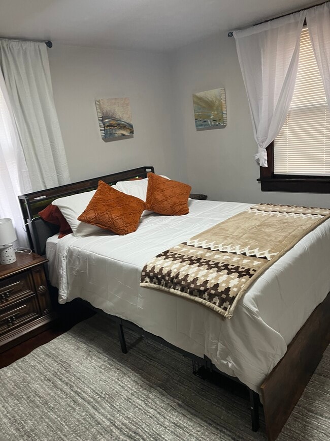 Building Photo - 212 Smith St