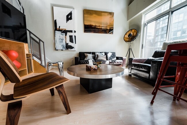 Photo - 800 King St W