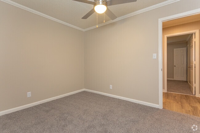 2BR, 1BA - 950 SF