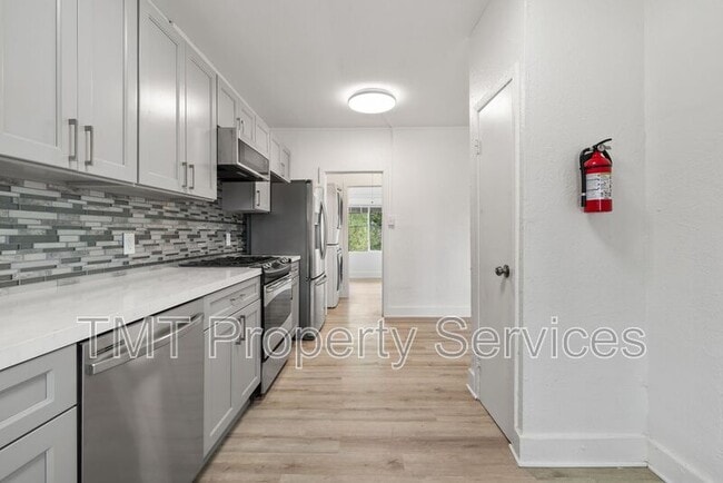 Photo - 1647 E 6th St