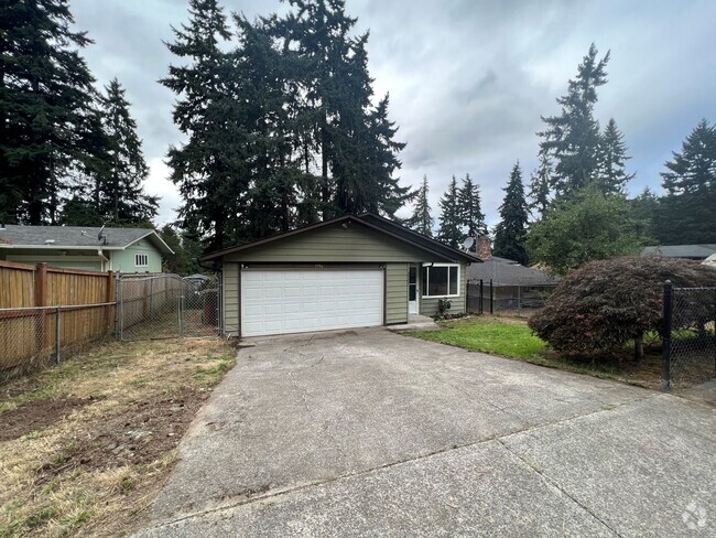 Building Photo - Spacious 4 Bedroom 2 Bath 2 Story home in ...