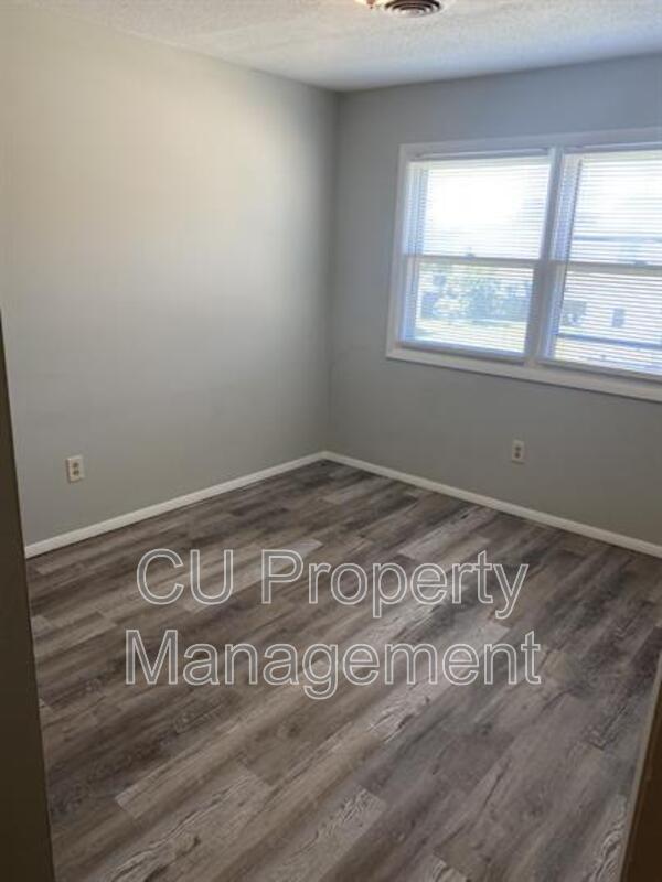 Photo - 705 Hollycrest Dr