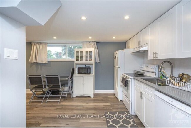 Photo - 1403 Sault St