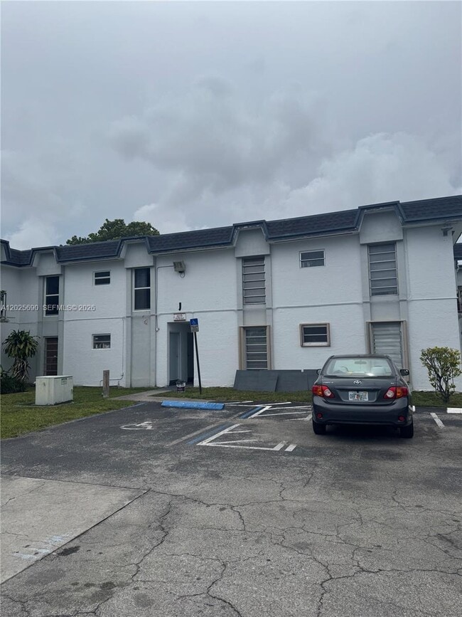 Building Photo - 7235 SW 94th Pl Unit J6