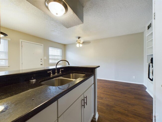 Photo - 2401 Manor Rd Unit 125