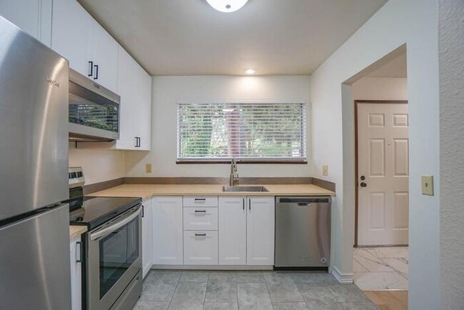 Building Photo - THREE BEDROOM TOWN HOME WITH GARAGE IN HAZEL DELL