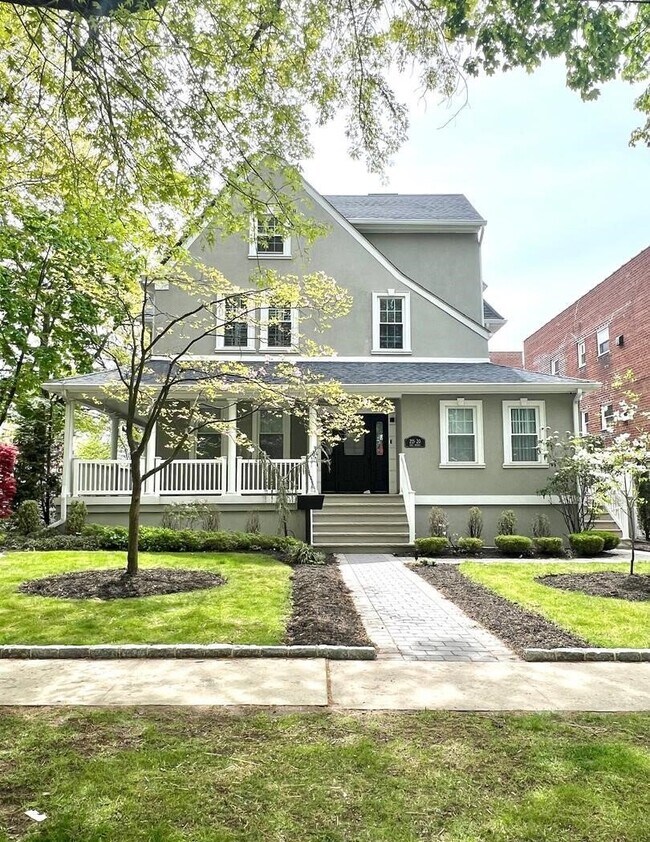 Building Photo - 215-20 43rd Ave