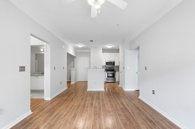 Vista de la sala de estar y la cocina - 10 Perimeter Summit Blvd NE Unidad 4144