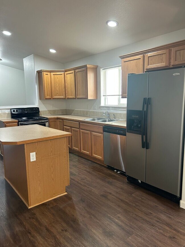 Photo - (870) College Street Duplex - 3 Bedroom / ... Unit 506