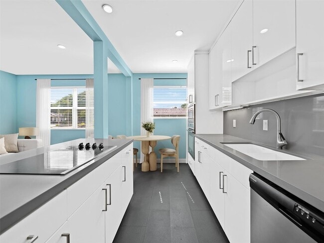 Building Photo - 2591 NE 55th Ct Unit 102