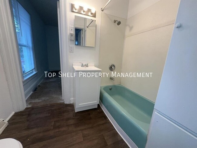 Photo - 1404 Clark St