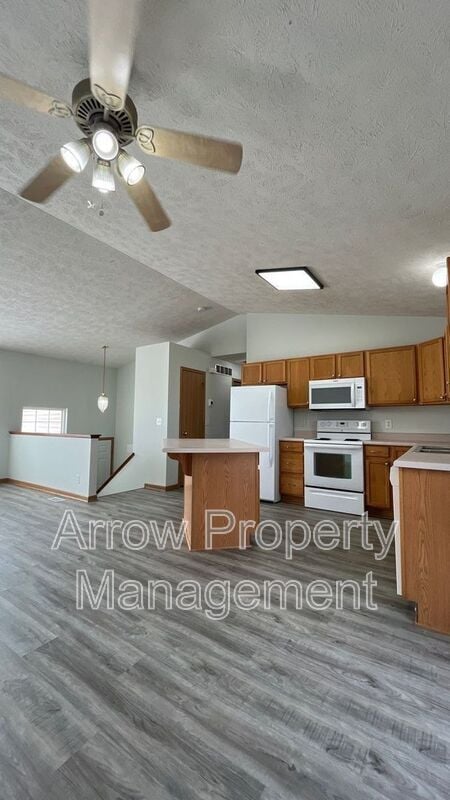 Photo - 338 W Irving St