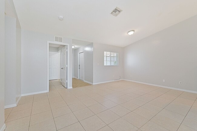 Photo - 1252 Best Ave