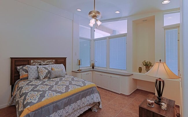 Photo - U of A  5 BEDROOM