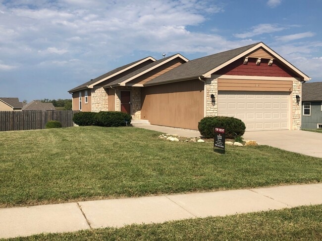 Building Photo - SPACIOUS SINGLE FAMILY IN GREAT LOCATION