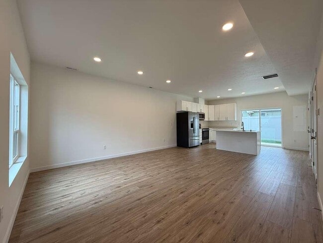 Photo - 3925 E 32nd Ave Unidad 2