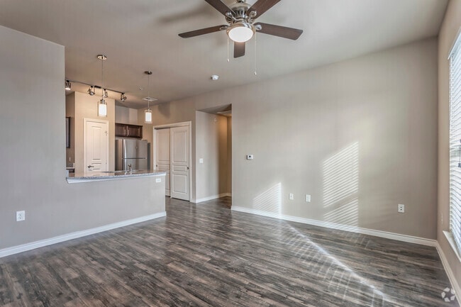 2BR, 2BA - 1019 SF - Living Area