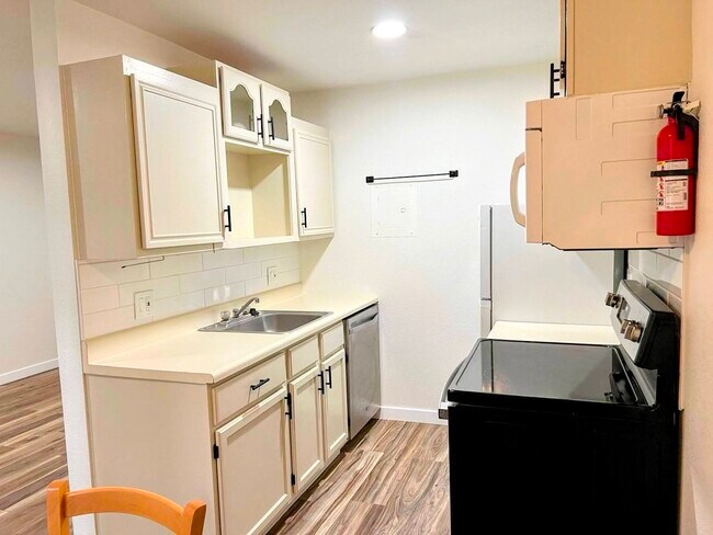 Kitchen - 3393 Madison Ave Unit W228