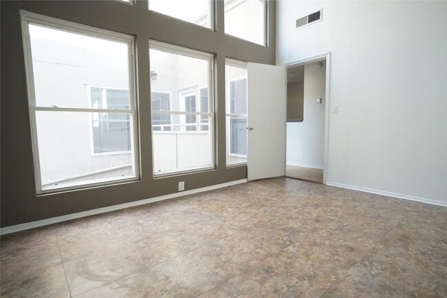 Building Photo - 6008 Inwood Dr