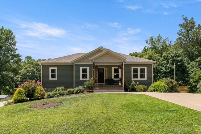 Building Photo - Spacious and Inviting - Beautifully-Mainta... Rental