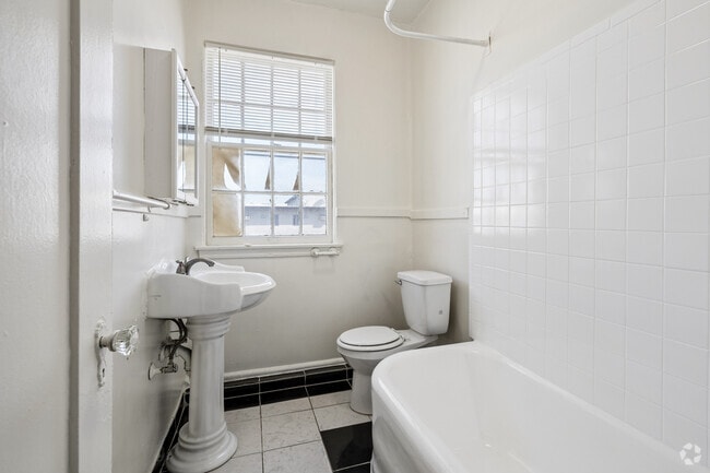 Studio, 1BA - 624SF - Bathroom