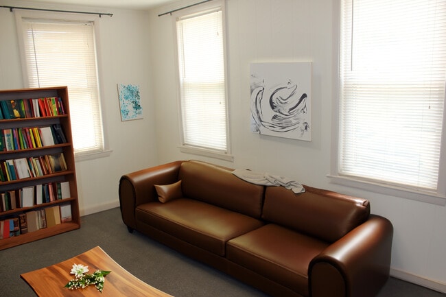 Photo - 700 Lindley St