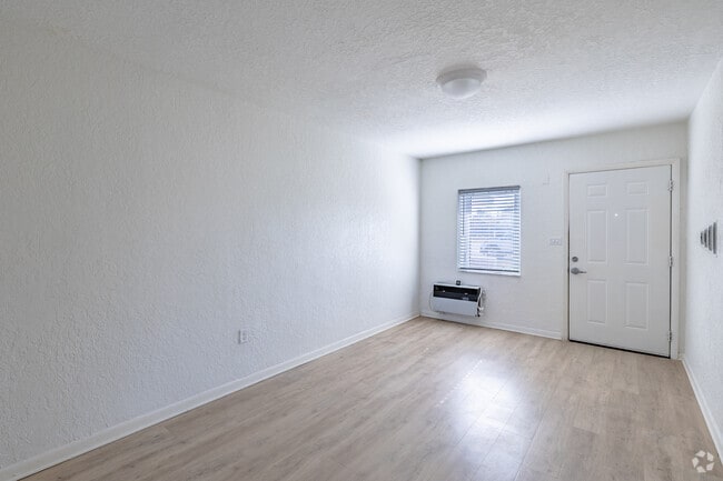 1BR, 1BA - 474SF - Living Room