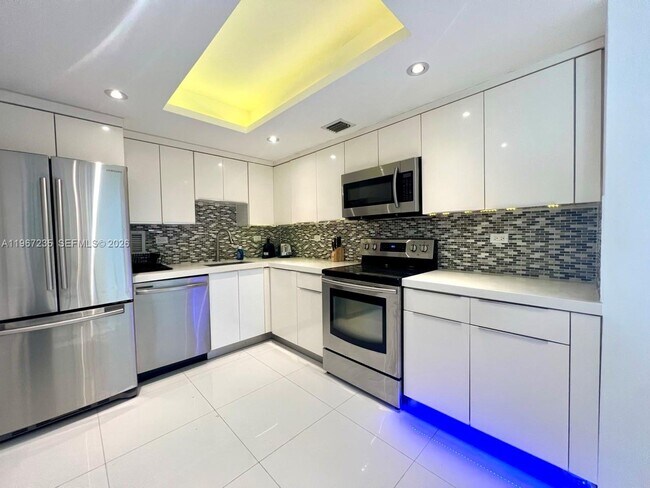 Photo - 5555 Collins Ave Unit 9Y