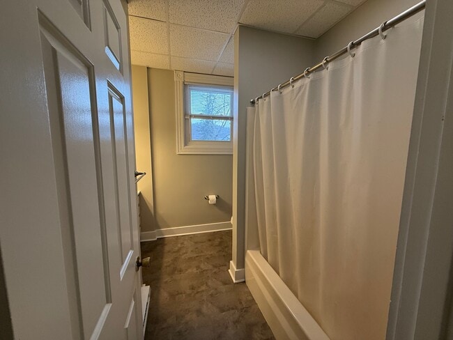 Tub/shower - 112 W Main St Unit 2A