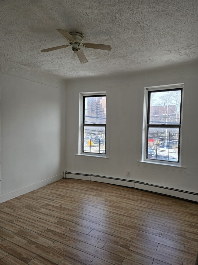 Building Photo - 1875 Carter Ave Unit 1N