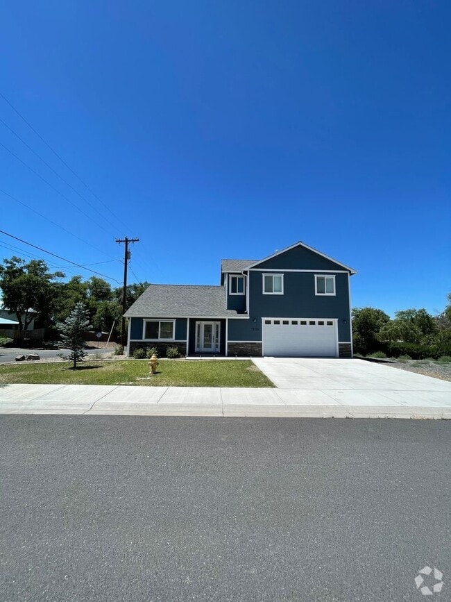 Building Photo - Entertainers delight, 3bdrm 2.5 bath home ...