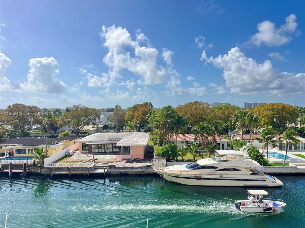 Photo - 2020 NE 135th St